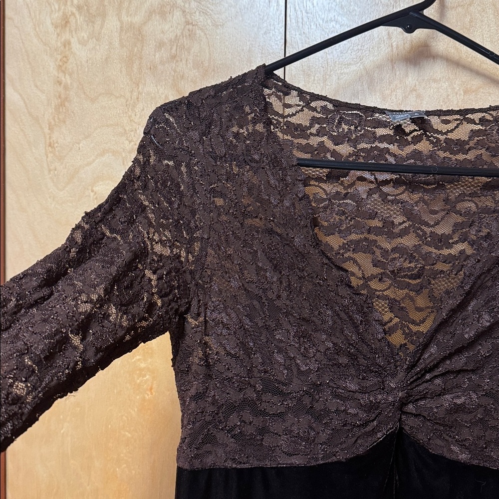 Velvet and lace dress by Muse - Picture 2 of 6